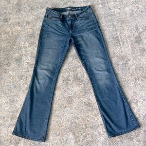 Mid-rise Boot Cut Levi’s Jeans! 👖